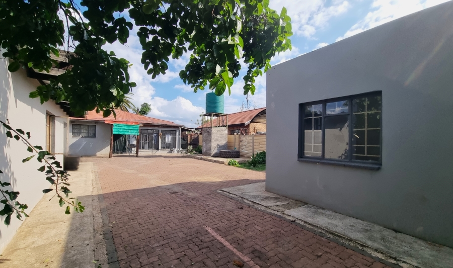 7 Bedroom Property for Sale in Oos Einde North West